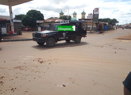 Un pickup de la police dans une rue à Kankan