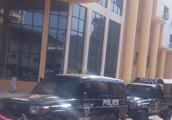 Des pickups de la police devant le ministère de la justice, image d'archive