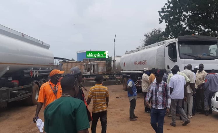 Des chauffeurs réunis au dépôt de carburant à Tombo