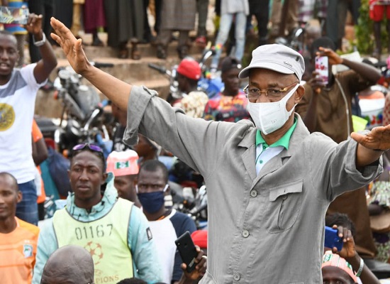 Cellou Dalein Diallo, leader de l'UFDG candidat à l'élection présidentielle du 18 octobre en campagne à Faranah