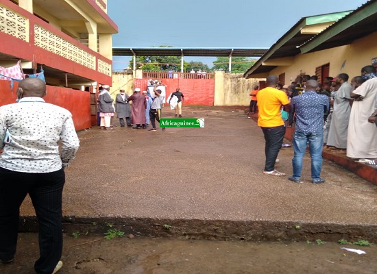 Des électeurs mobilisés pour voter à Lansanayaah Barrage