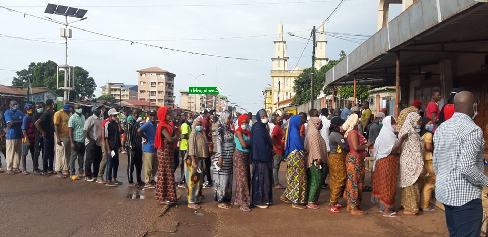 Des électeurs mobilisés pour voter à Bambéto