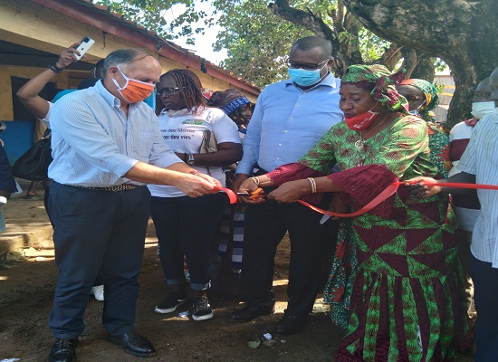 Conakry Terminal "Bolloré" offre des latrines à l’école primaire Madina Cité