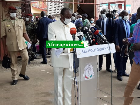 Alpha Condé à son bureau de vote à Conakry
