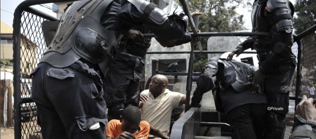 Des citoyens arrêtés par la police lors d'une manifestation en Guinée