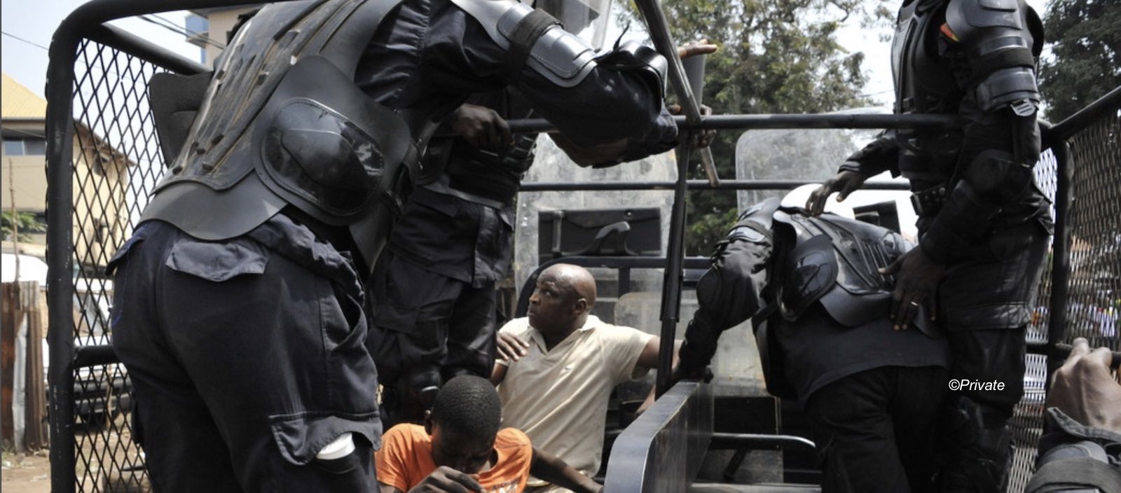 Des citoyens arrêtés par la police lors d'une manifestation en Guinée