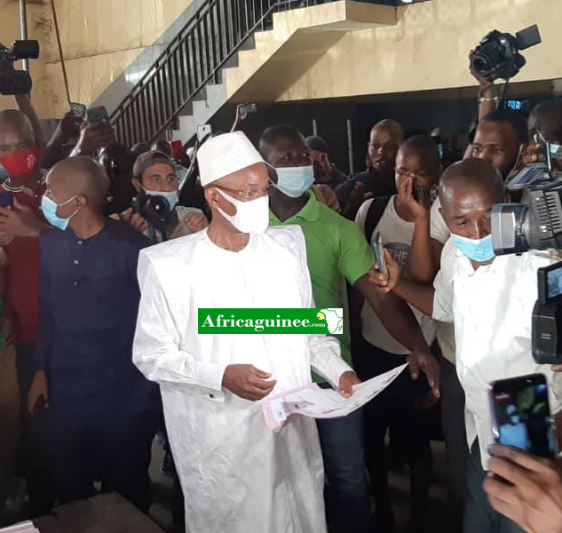 Cellou Dalein Diallo à son bureau de vote à Conakry