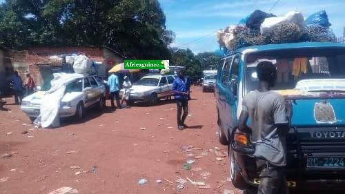 Des citoyens qui quittent Kankan pour la moyenne Guinée