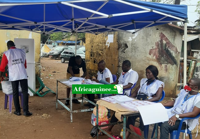 Un bureau de vote à Conakry