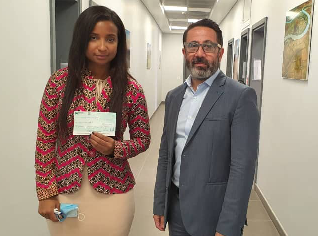 Diaka Camara et Frédéric Bouzigues lors de la remise du don