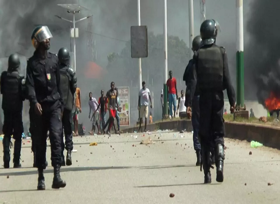 Des policiers déployés pour le maintien d'ordre à Conakry