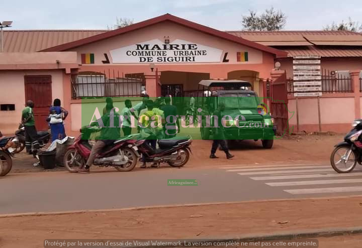 Des pickups de la police déployés à la devanture de la mairie de Siguiri