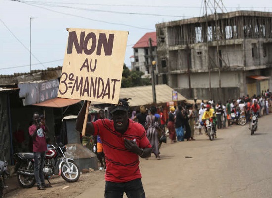 Un manifestant anti troisième mandat