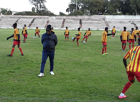 Lappé Bangoura dirigeant une séance d'entrainement à Rabat