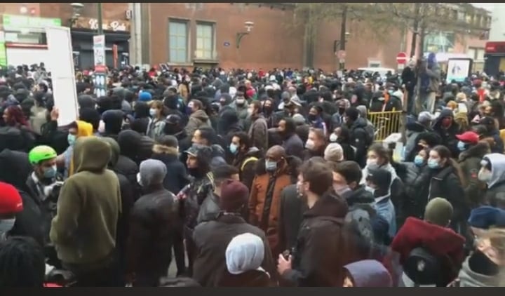 Manifestation à Bruxelles contre le meurtre d'un jeune guinéen avec la police