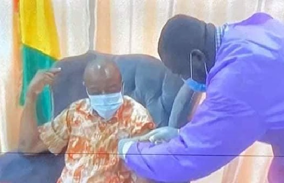 Alpha Condé, président de la République de Guinée se faisant vacciner au Palais Sékhoutourea