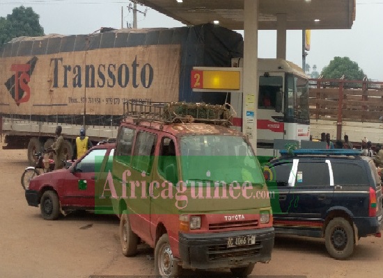 Des véhicules stationnés dans une station service à Nzérékoré