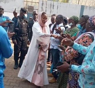 La Ministre Zénab Nabaya Dramé avec des travailleurs de son Département