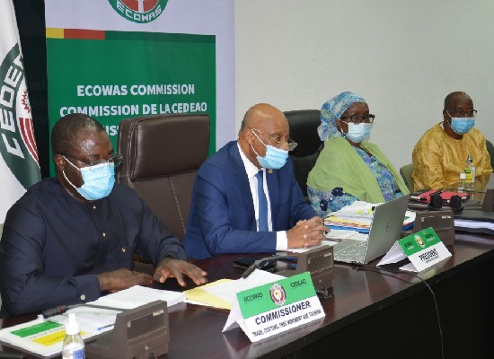 Le président de la commission de la CEDEAO Jean Claude Kassi Brou entourés de ses collaborateurs