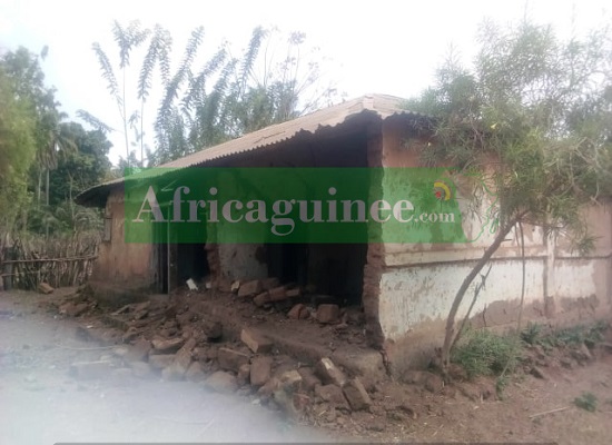 Une maison effondrée après le tremblement de terre à Wrakhalan