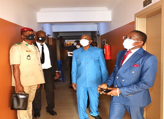 Alpha Condé, Président de la République de Guinée dans les locaux du département de la justice
