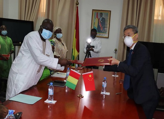 Le ministre Ibrahima Kalil Kaba, l'ambassadeur de Chine en Guinée  Huang Wei