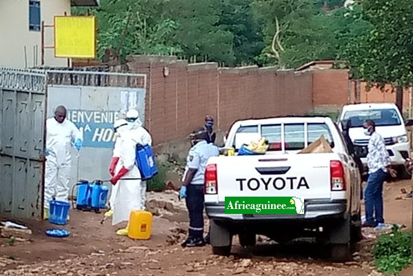 Des agents de santé désinfectent un hôtel ayant hébergé un malade du Covid à Mamou, image d'archive