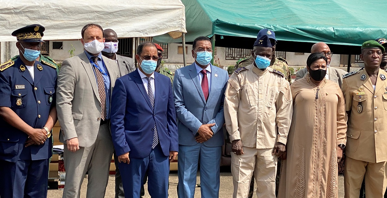 photo_guinee_remise_de_materiel_de_gestion_de_stocks_darmes_par_la_cedeao_3
