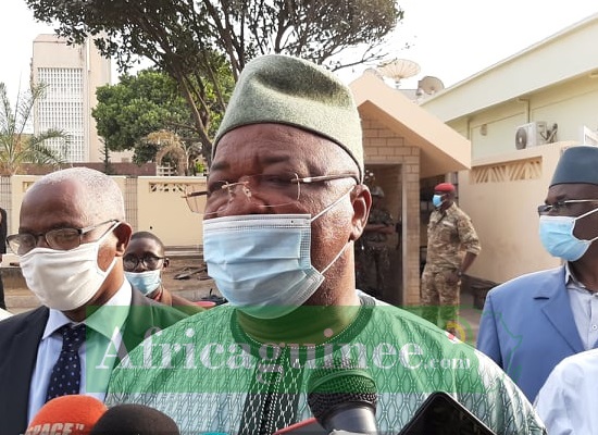 Elhadj Mamadou Sylla entouré de ses conseillers