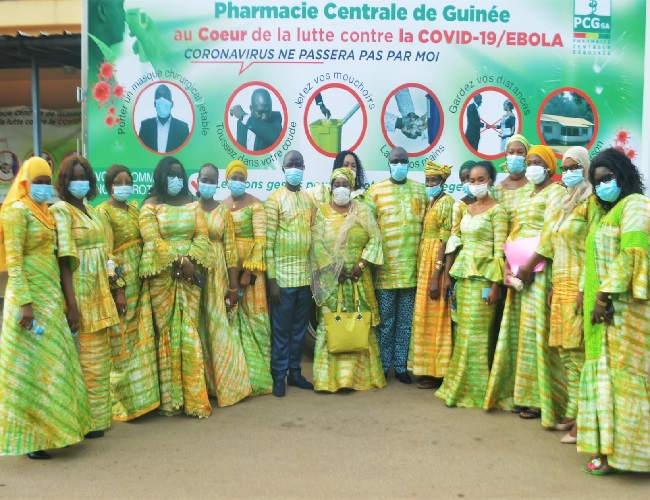 Les femmes de la PCG avec le DG Dr Moussa Konaté