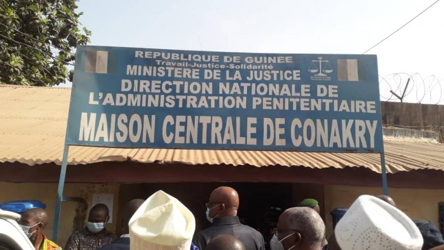 Un panneau montre l’entrée de la Maison centrale de Conakry. Photo prise devant cette prison le 11 mars 2021, à Conakry, en Guinée.   © 2021 Mamoudou Diallo