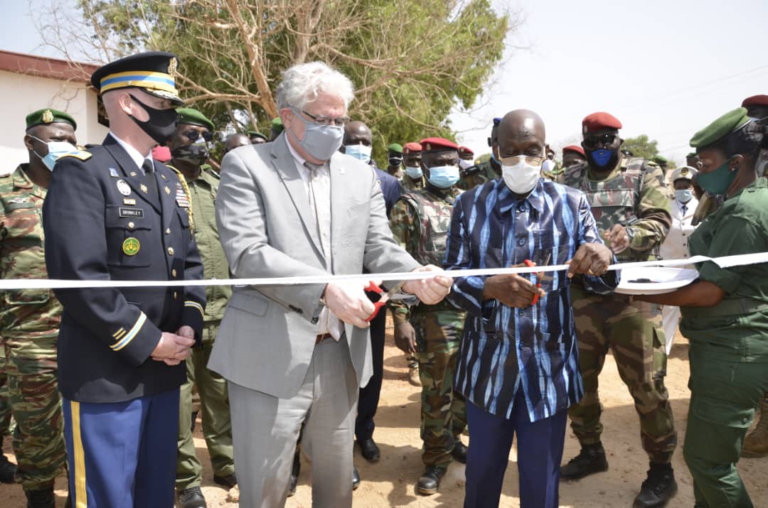 Le Ministre guinéen de la Défense Dr Mohamed Diané et le Chargé d'Affaire de l'Ambassade des États-Unis en Guinée, Steven Koutsis