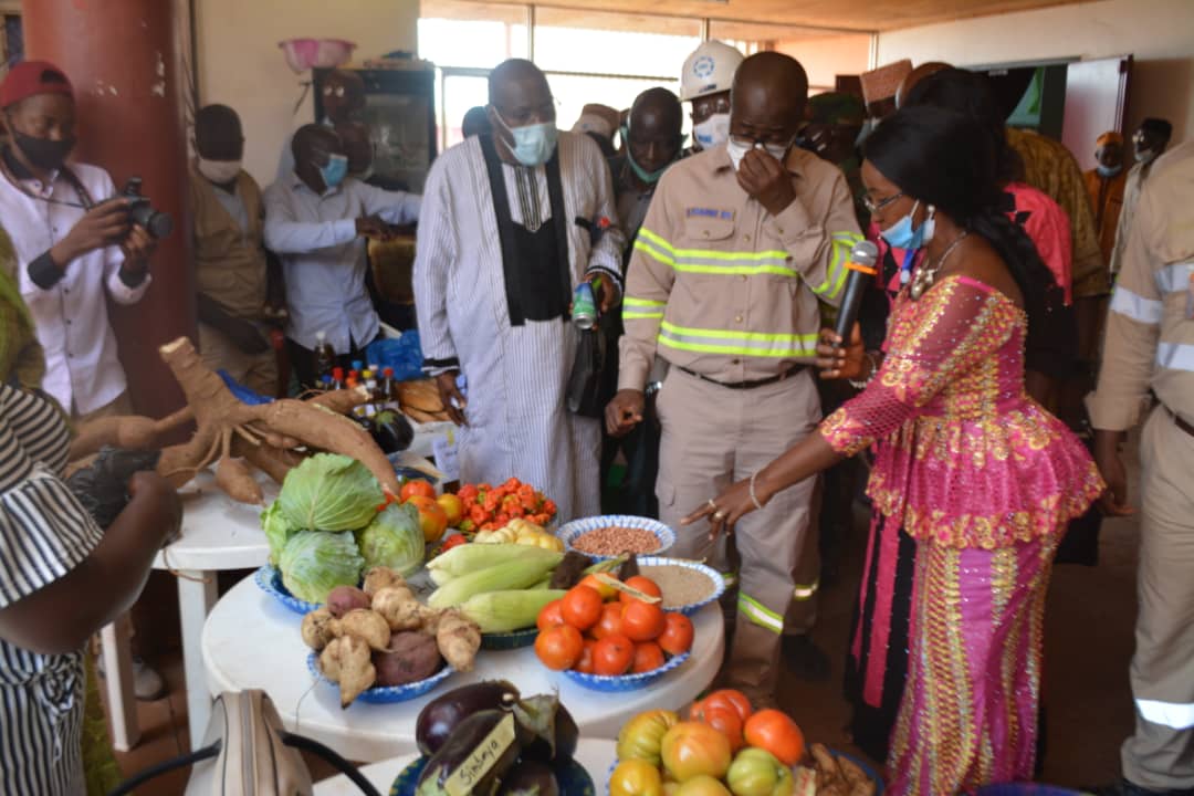 Souleymane Traoré, le Directeur Général de la CBG visitant un stand