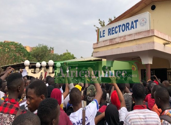 Des étudiants massés devant le rectorat de l'université de Kankan