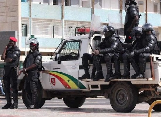 Des policiers déployés pour le maintien d'ordre à Dakar