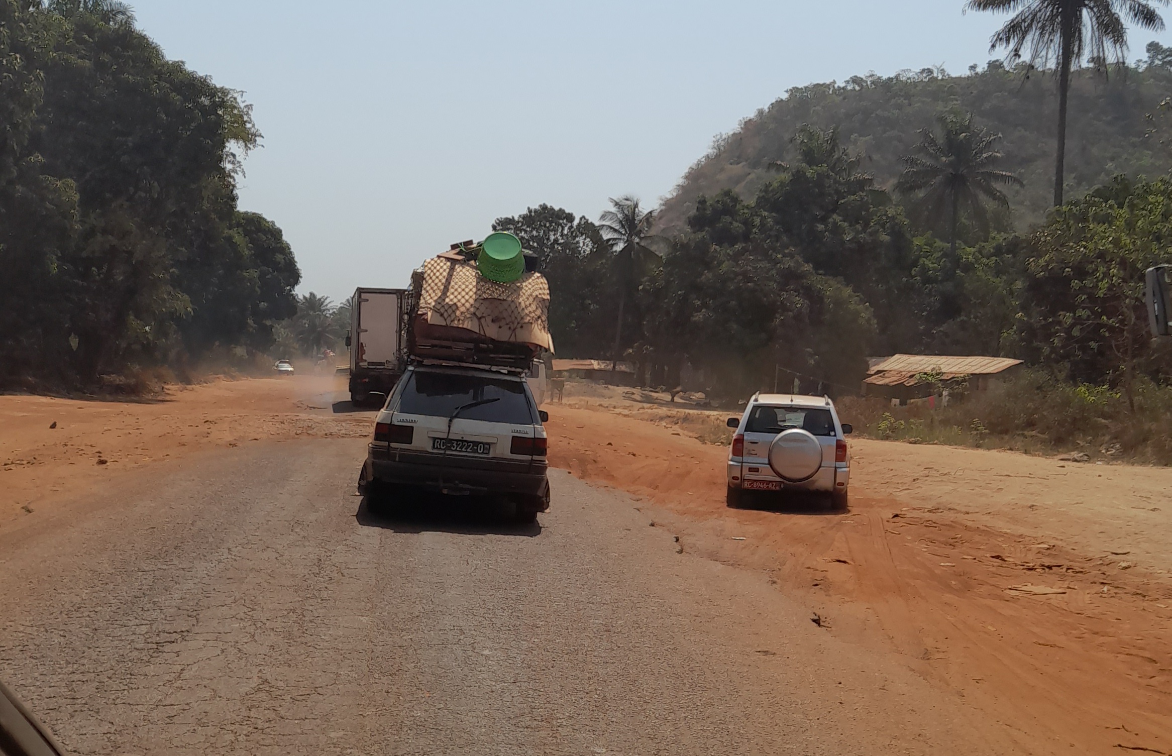 Un véhicule de transport en commun en partance pour l'intérieur du pays