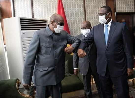 Les présidents Sénégalais et Guinéen, Alpha Condé et Macky Sall lors d'une rencontre à Accra