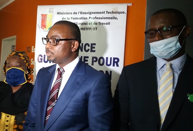 De gauche à droite,  la Directrice de l’emploi jeune du ministère de la jeunesse, Aminata Kouyaté, le Directeur Général de l’AGUIPE, M. Sékouba MARA, le DGA M. Mamadou Hassimiou Souaré.