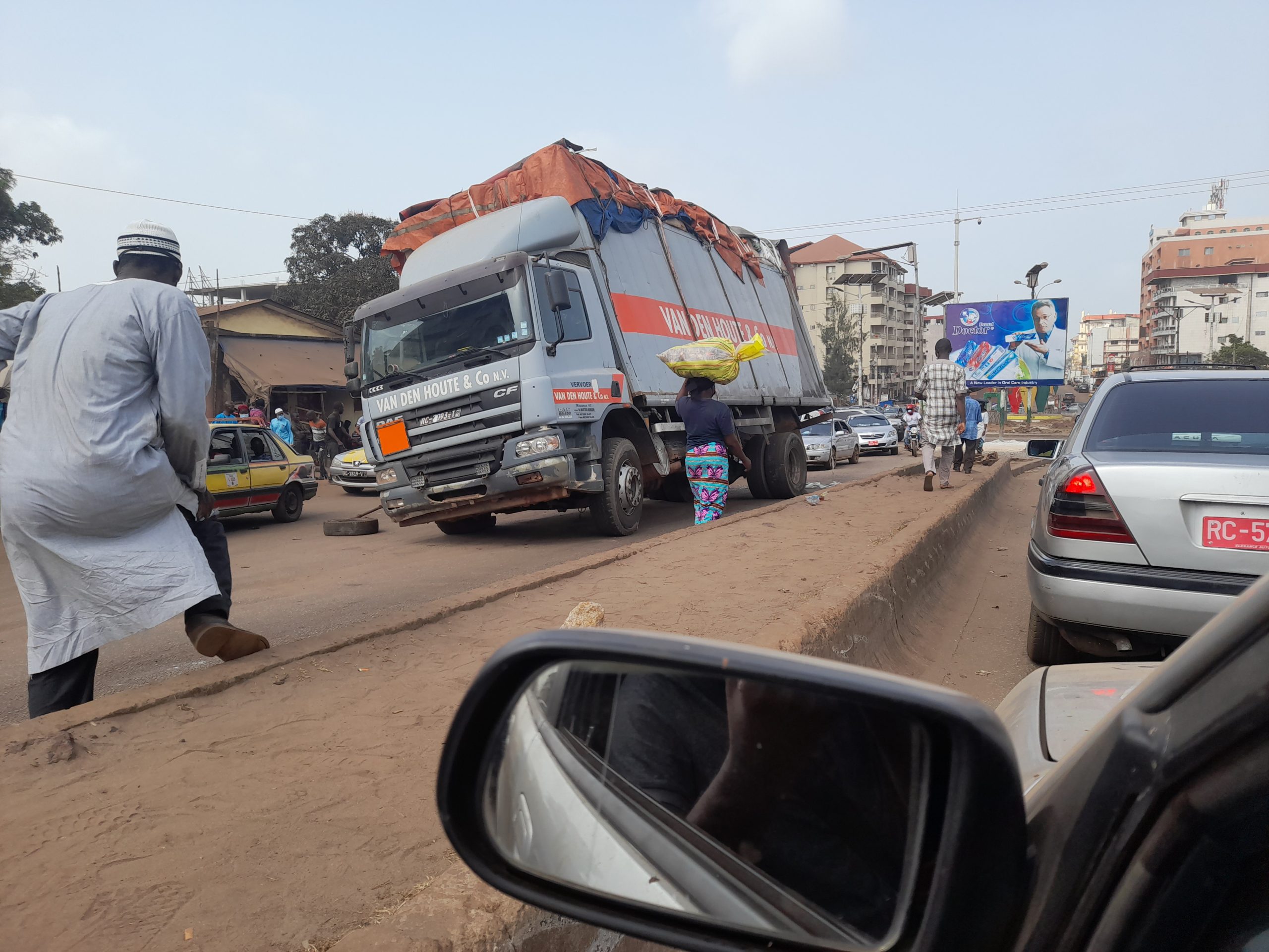 Un camion tombé en panne à Bambéto