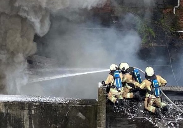 Des pompiers se battent contre les flammes