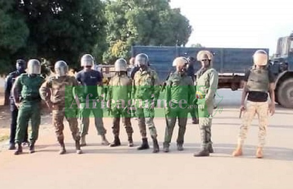 Violences à Kouroussa, des militaires face à des manifestants