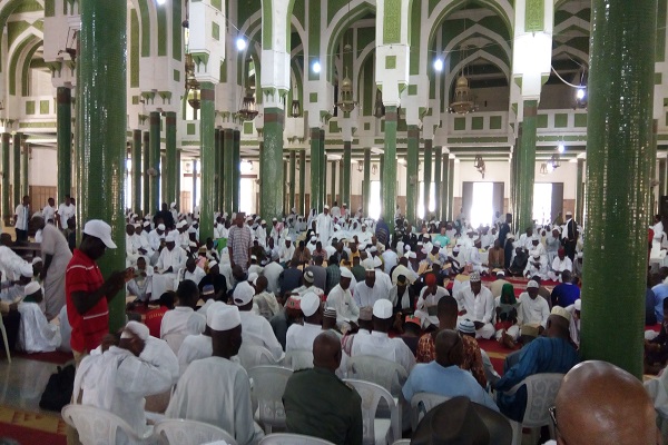 Des fidèles musulmans à la mosquée fayçal de Conakry