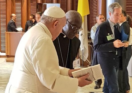 Le cardinal Robert Sarah et le Pape Benoît VXI