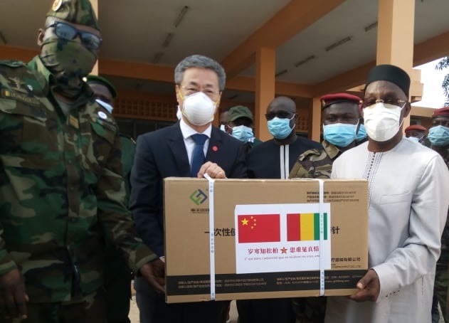 Le ministre d'Etat, ministre la Défense nationale, Dr Mohamed Diané, reçoit des mains de l'ambassadeur de la République populaire de la Chine en Guinée, HUANG Wei, 100.000 vaccins Sinopharm