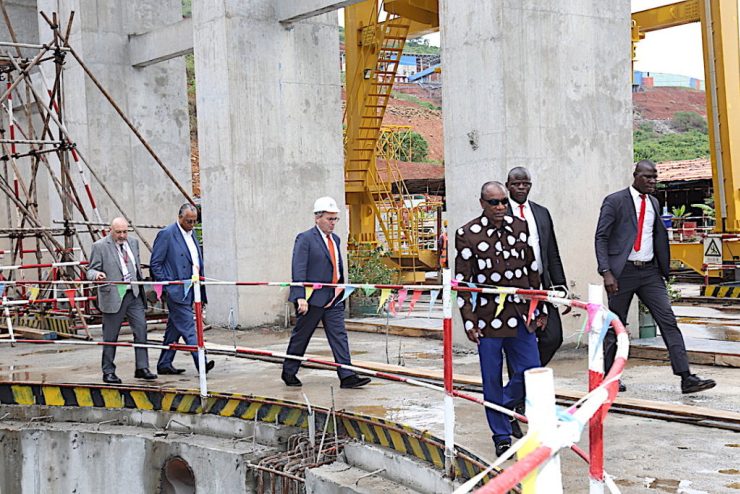 Alpha Condé, président de la République de Guinée, lors d'une visite sur le chantier du gigantesque barrage de Souapiti