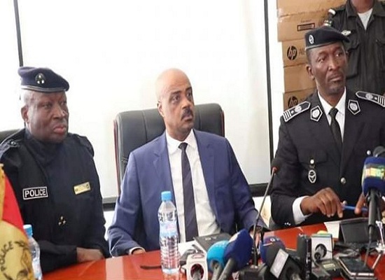 Le ministre de la sécurité, Damantang Albert Camara, entouré par de hauts responsables de la Police