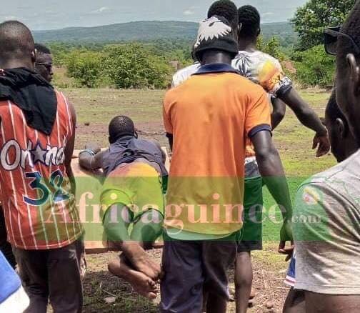 Des jeunes évacuant un blessé pendant les manifestations à Gaoual