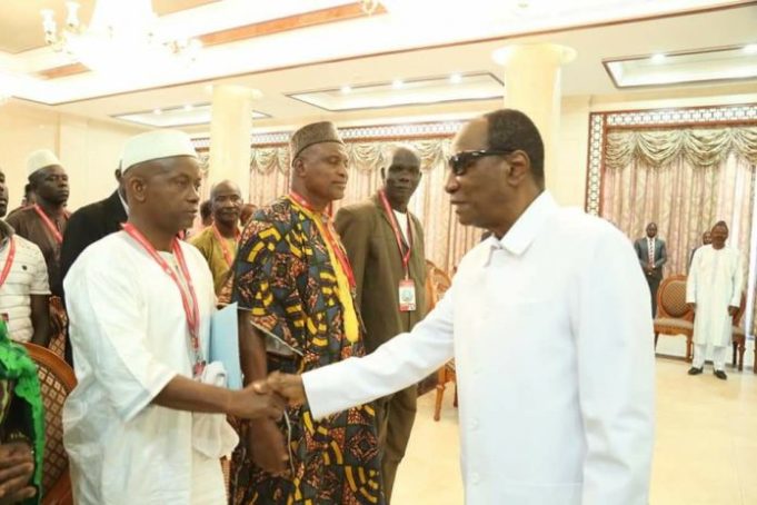 Le Syndicaliste Aboubacar Soumah et Alpha Condé au Palais Sékhoutoureyah