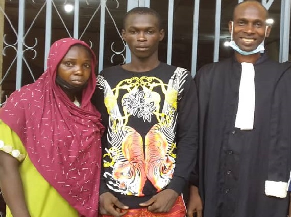 Mamadou Alimou (M), sa soeur et son avocat maitre Thierno Souleymane Baldé