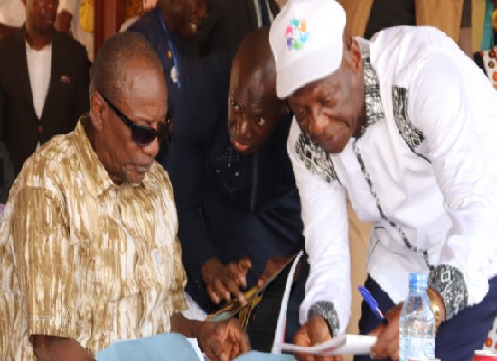 Alpha Condé, président de la République de Guinée et son ministre de l'administration du territoire et de la décentralisation, le Général Bouréma Condé